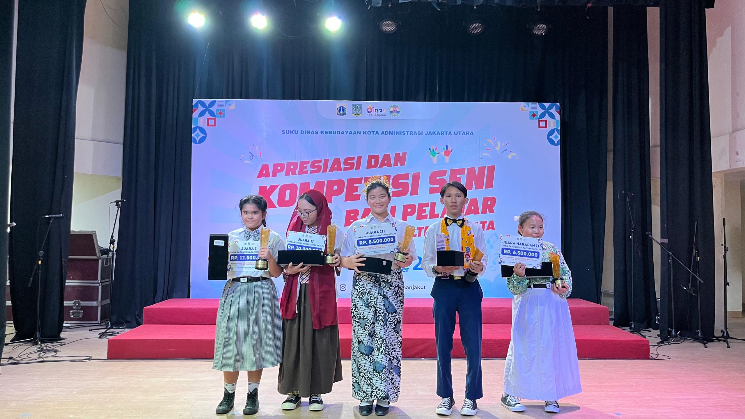 JUARA III LOMBA PADUAN SUARA PADA AJANG APRESIASI DAN KOMPETISI SENI TINGKAT SMP JAKARTA UTARA